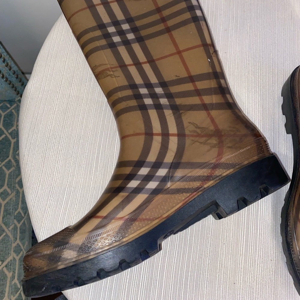 Burberry Rain boots women’s  Size 8